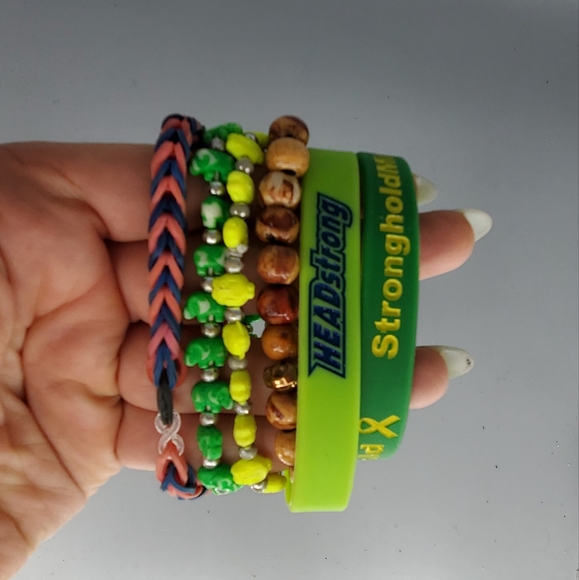 Lot of 6 Beaded Silicone Wood Bracelets - Picture 4 of 9